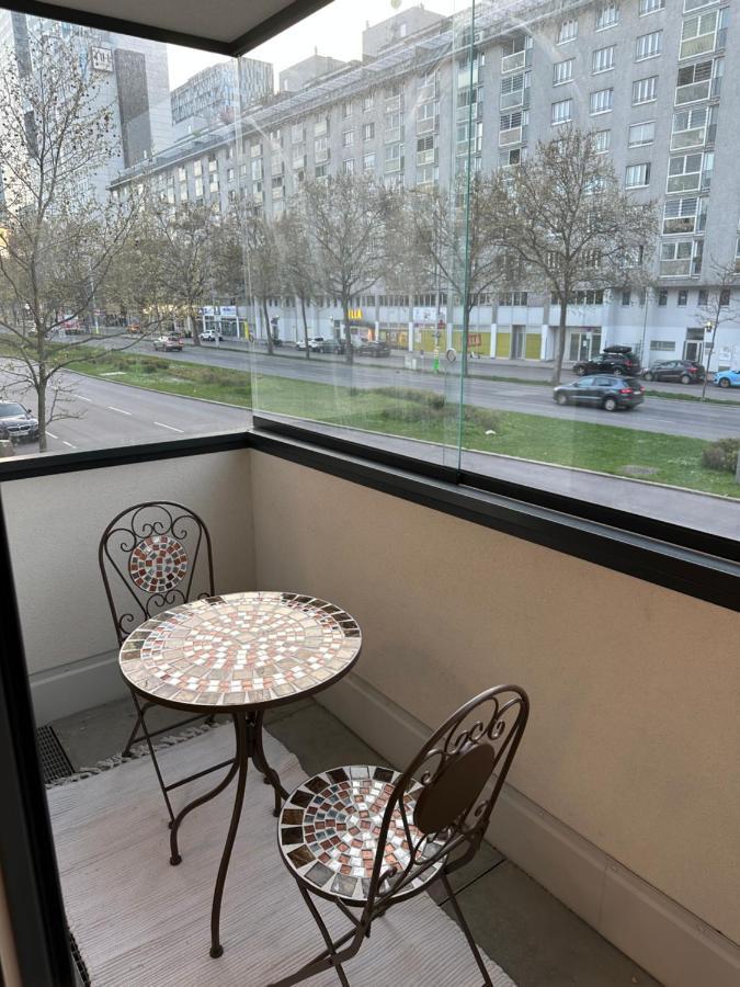 Amazing City Center Apartment Wina Bagian luar foto