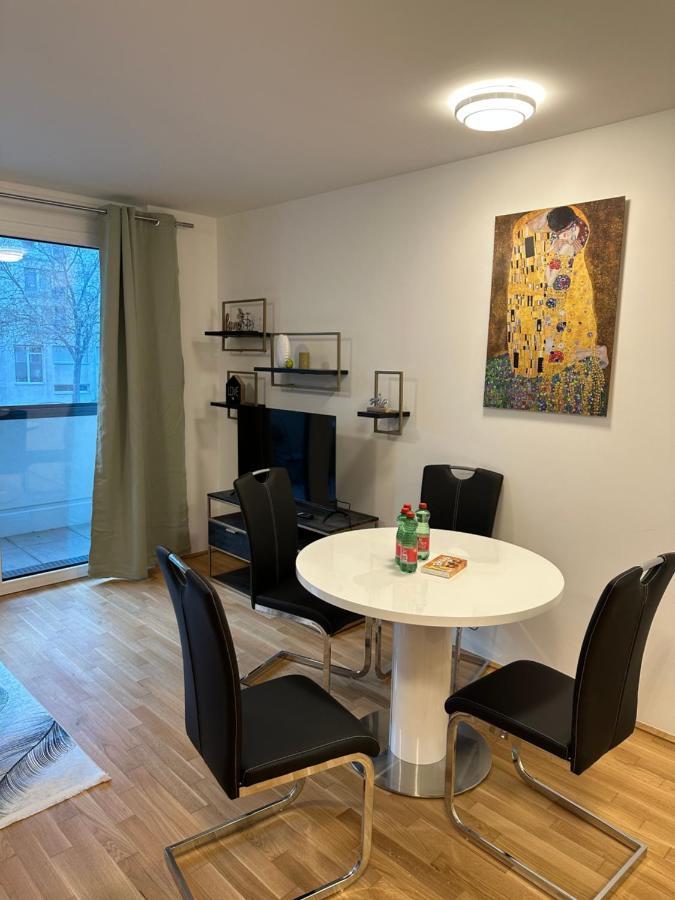 Amazing City Center Apartment Wina Bagian luar foto